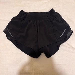 Black lululemon hotty hots 2.5 in size 0